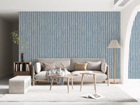 Minimalistische Tapete mit vertikalen blauen Pinselstrichen