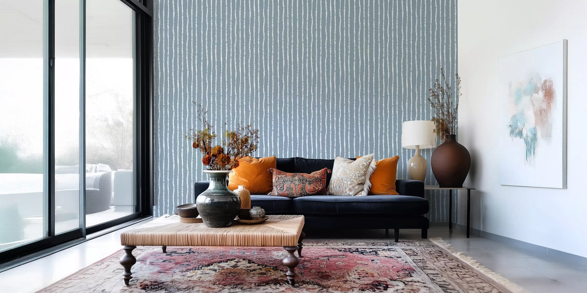 Minimalistische Tapete mit vertikalen blauen Pinselstrichen
