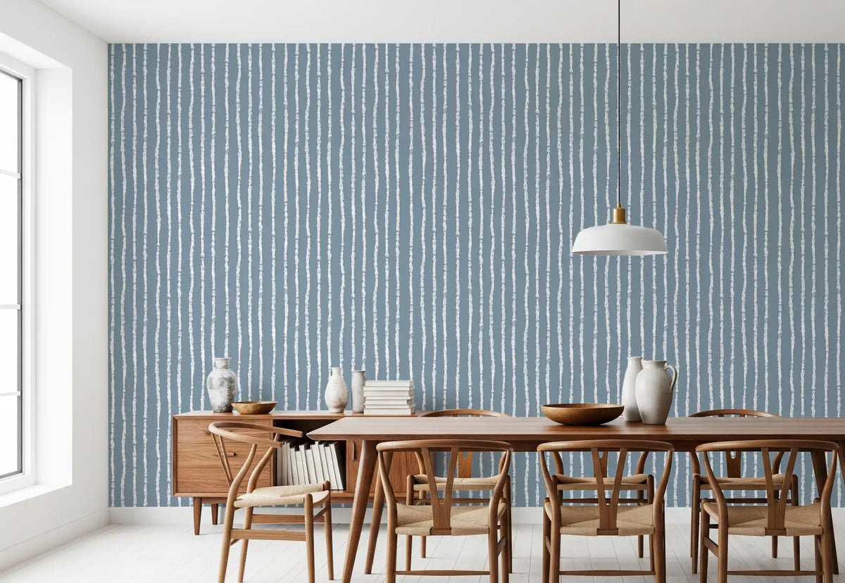 Minimalistische Tapete mit vertikalen blauen Pinselstrichen