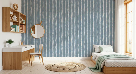 Minimalistische Tapete mit vertikalen blauen Pinselstrichen