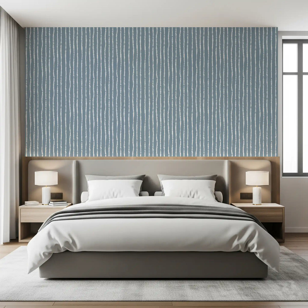Minimalistische Tapete mit vertikalen blauen Pinselstrichen