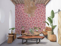 Danube Retro vintage bloemenbehang met zinnia en fluitenkruid in Viva Magenta-rood en Warm Sand