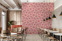 Danube Retro vintage bloemenbehang met zinnia en fluitenkruid in Viva Magenta-rood en Warm Sand