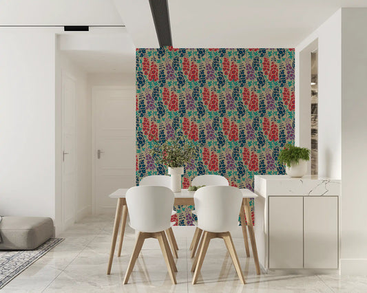 Tapete „Delphinium Garden“ mit roten, violetten und marineblauen Retro-Sommerblumen
