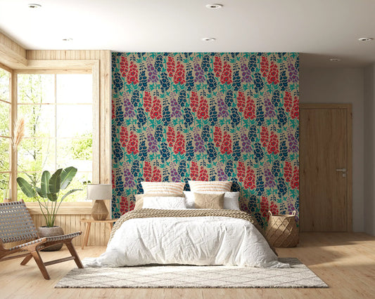 Tapete „Delphinium Garden“ mit roten, violetten und marineblauen Retro-Sommerblumen