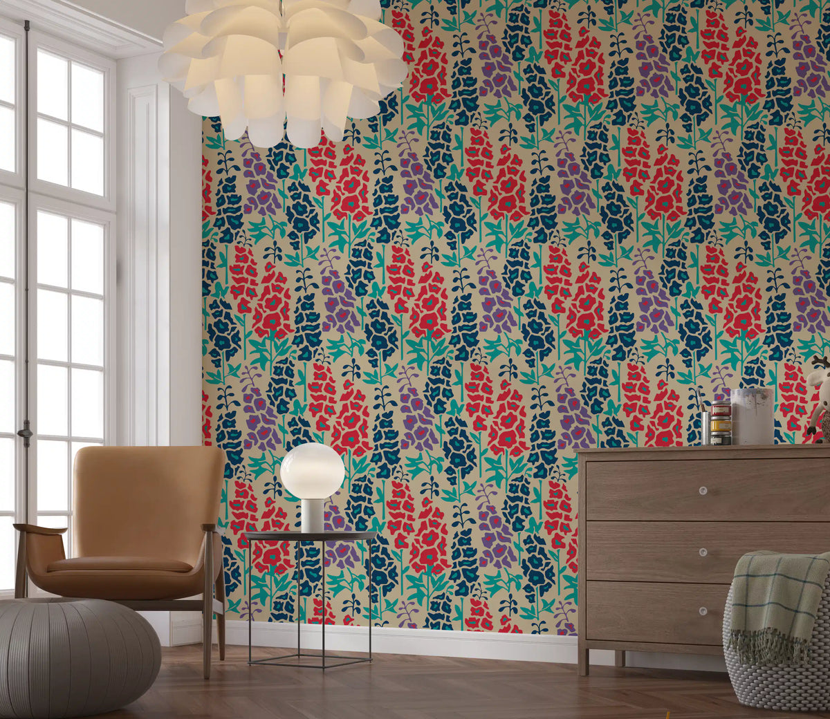 Papier peint fleuri estival rétro Delphinium Garden, bleu marine, rouge et violet⁠