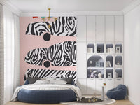Moderne vægmaleri med regnbue- og zebramønstrede biler