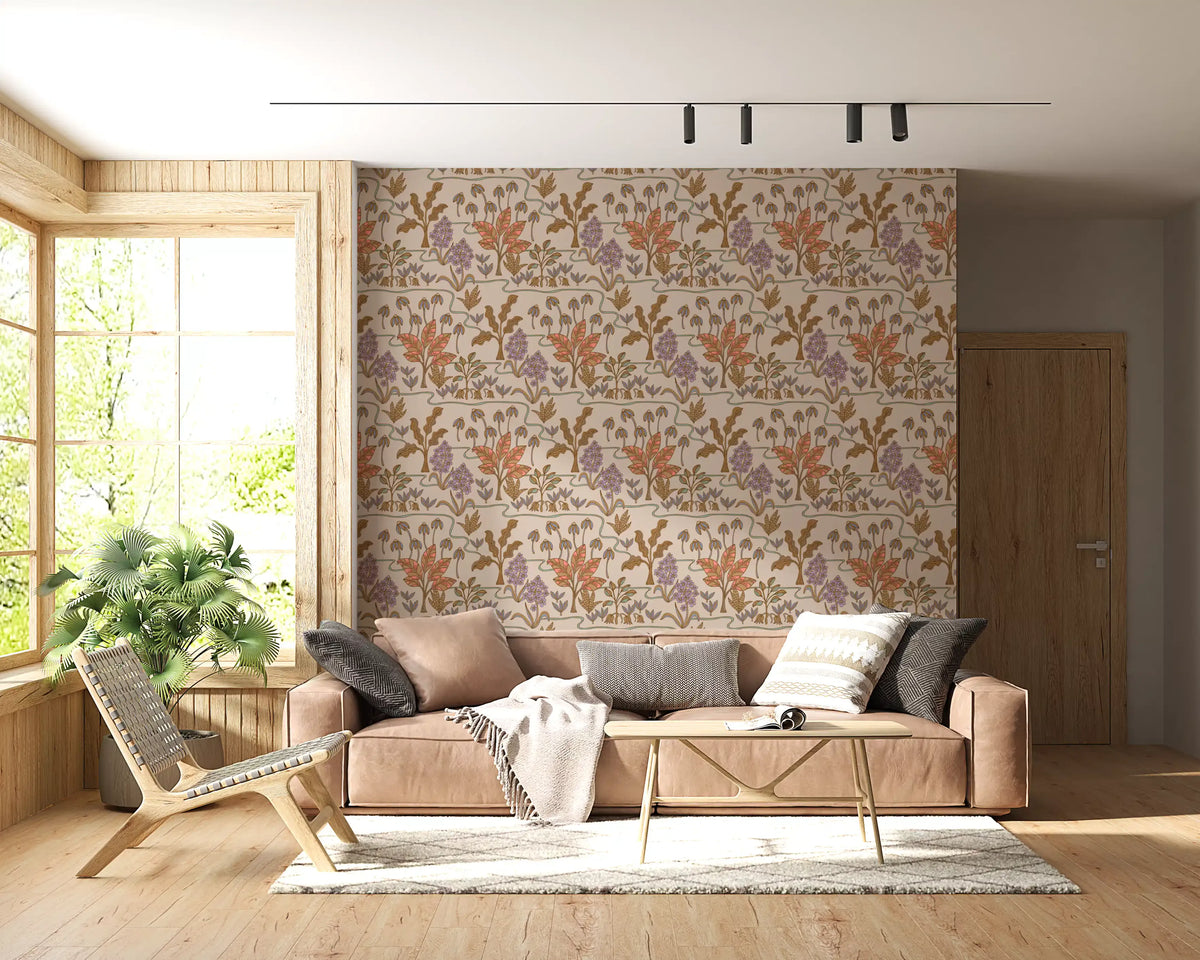 Tapetenmuster „Tropical Garden Toile“ mit bezaubernden floralen und botanischen Motiven in warmen Pastelltönen