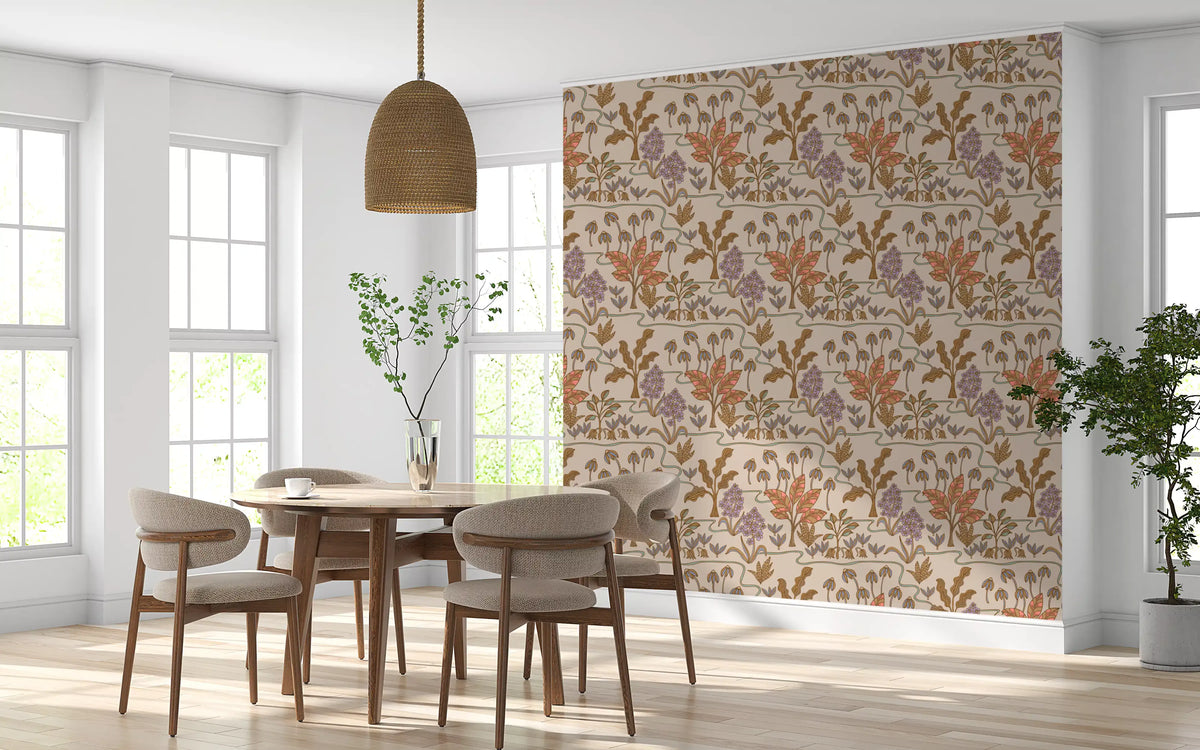 Tapetenmuster „Tropical Garden Toile“ mit bezaubernden floralen und botanischen Motiven in warmen Pastelltönen