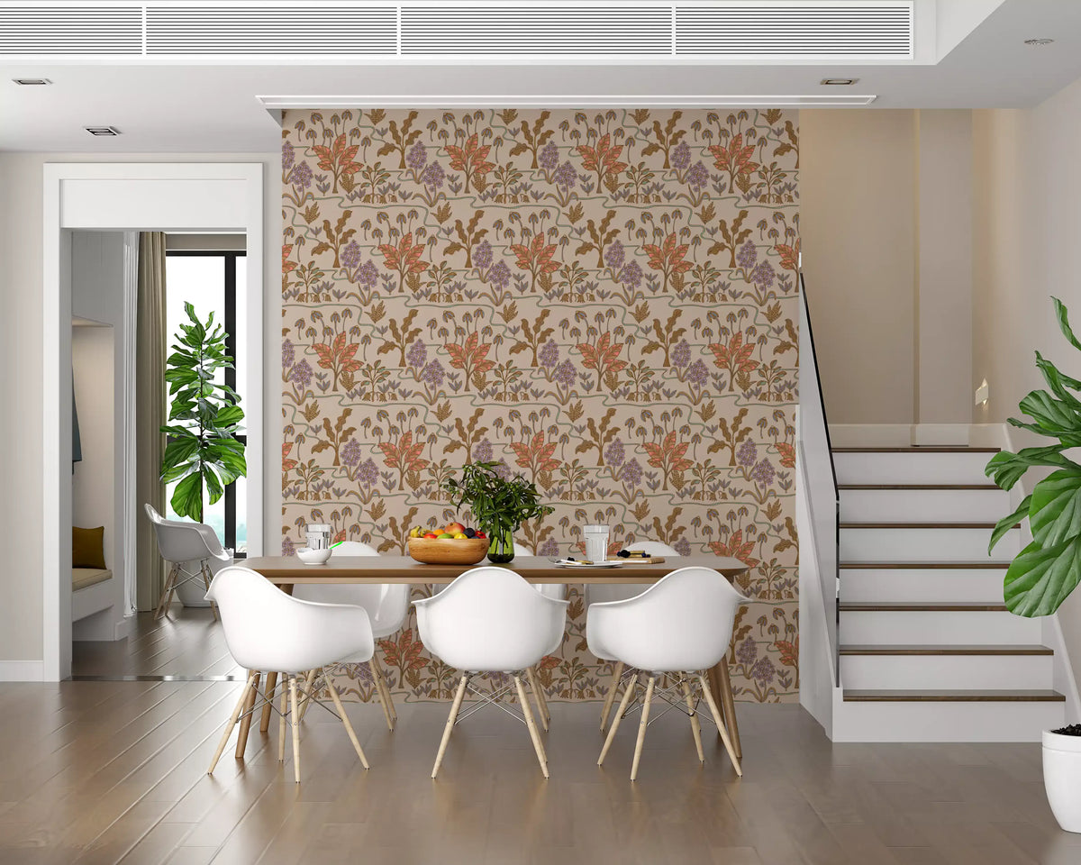 Tapetenmuster „Tropical Garden Toile“ mit bezaubernden floralen und botanischen Motiven in warmen Pastelltönen