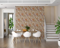 Tapetenmuster „Tropical Garden Toile“ mit bezaubernden floralen und botanischen Motiven in warmen Pastelltönen