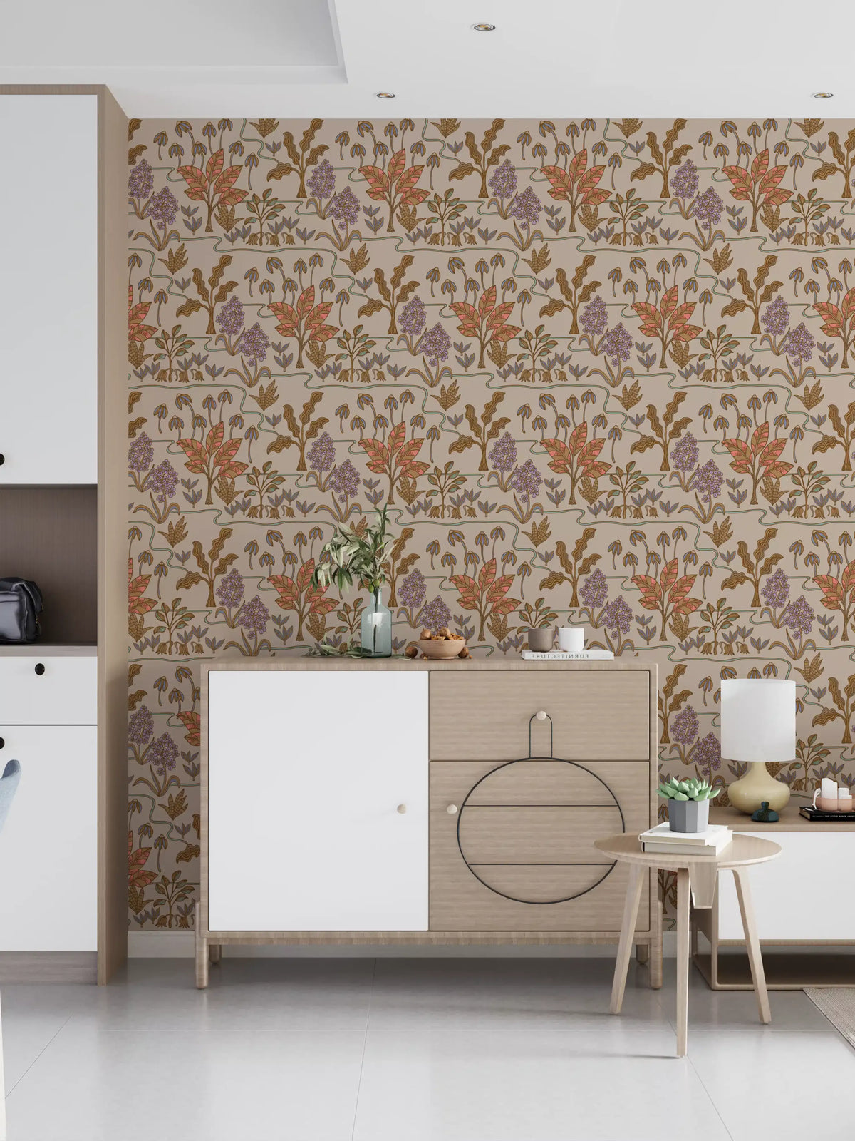 Tapetenmuster „Tropical Garden Toile“ mit bezaubernden floralen und botanischen Motiven in warmen Pastelltönen