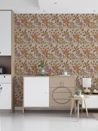 Tapetenmuster „Tropical Garden Toile“ mit bezaubernden floralen und botanischen Motiven in warmen Pastelltönen