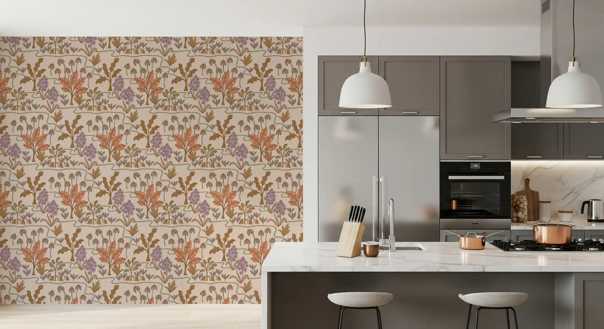Tapetenmuster „Tropical Garden Toile“ mit bezaubernden floralen und botanischen Motiven in warmen Pastelltönen