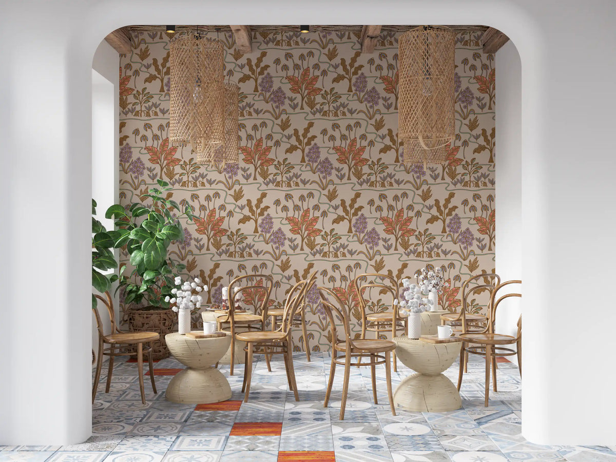 Tapetenmuster „Tropical Garden Toile“ mit bezaubernden floralen und botanischen Motiven in warmen Pastelltönen