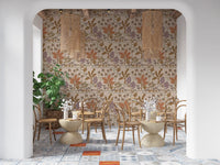 Tapetenmuster „Tropical Garden Toile“ mit bezaubernden floralen und botanischen Motiven in warmen Pastelltönen