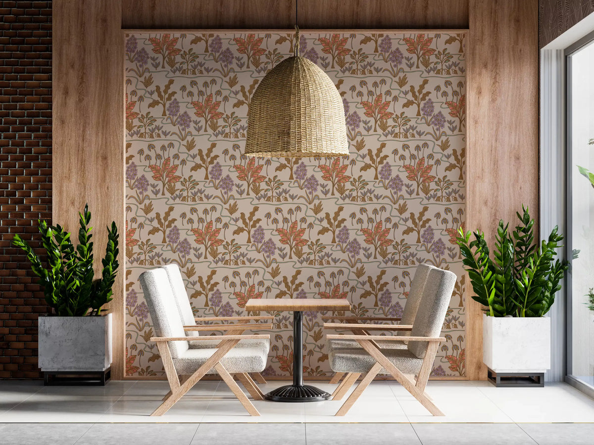Tapetenmuster „Tropical Garden Toile“ mit bezaubernden floralen und botanischen Motiven in warmen Pastelltönen
