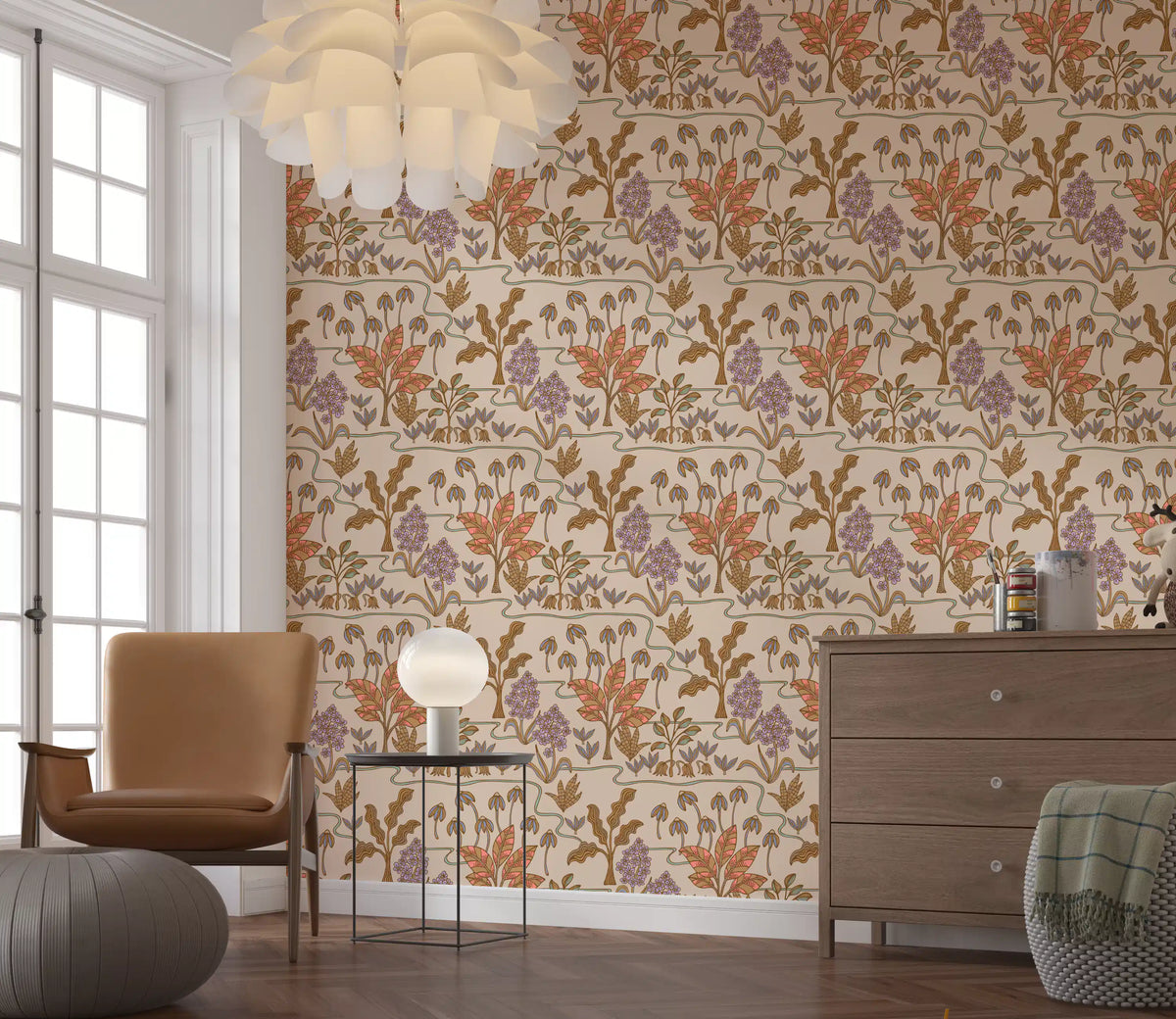 Tapetenmuster „Tropical Garden Toile“ mit bezaubernden floralen und botanischen Motiven in warmen Pastelltönen