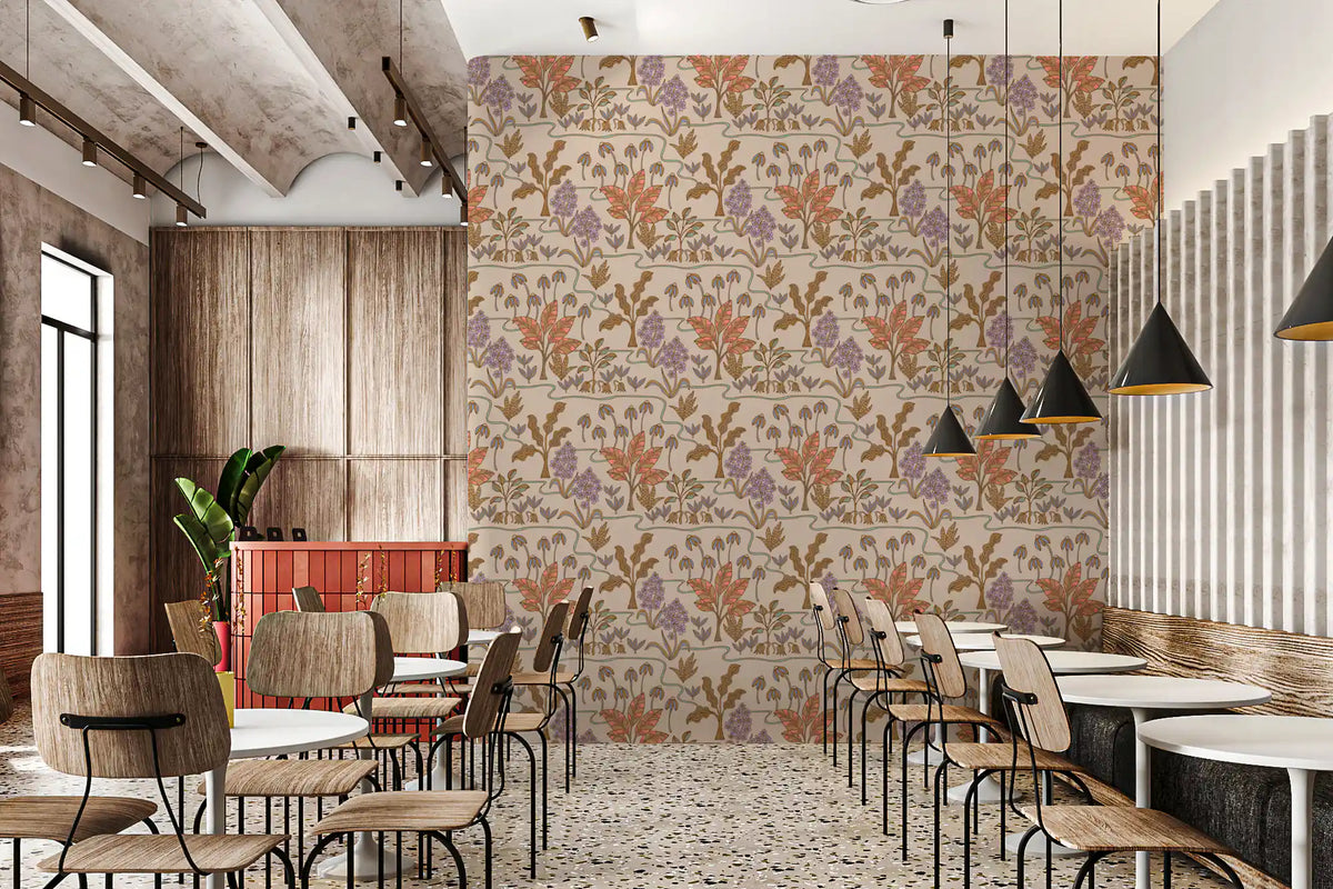 Tapetenmuster „Tropical Garden Toile“ mit bezaubernden floralen und botanischen Motiven in warmen Pastelltönen