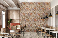Tapetenmuster „Tropical Garden Toile“ mit bezaubernden floralen und botanischen Motiven in warmen Pastelltönen
