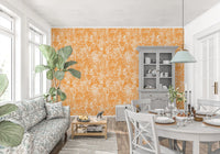 Tapet med oransje skogsilhuettmønster⁠