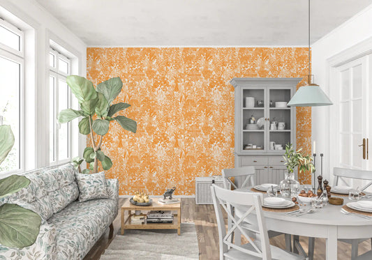 Tapet med oransje skogsilhuettmønster⁠