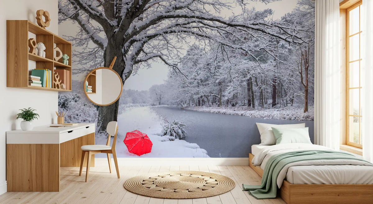 Papier peint panoramique représentant un canal gelé dans un bois hivernal