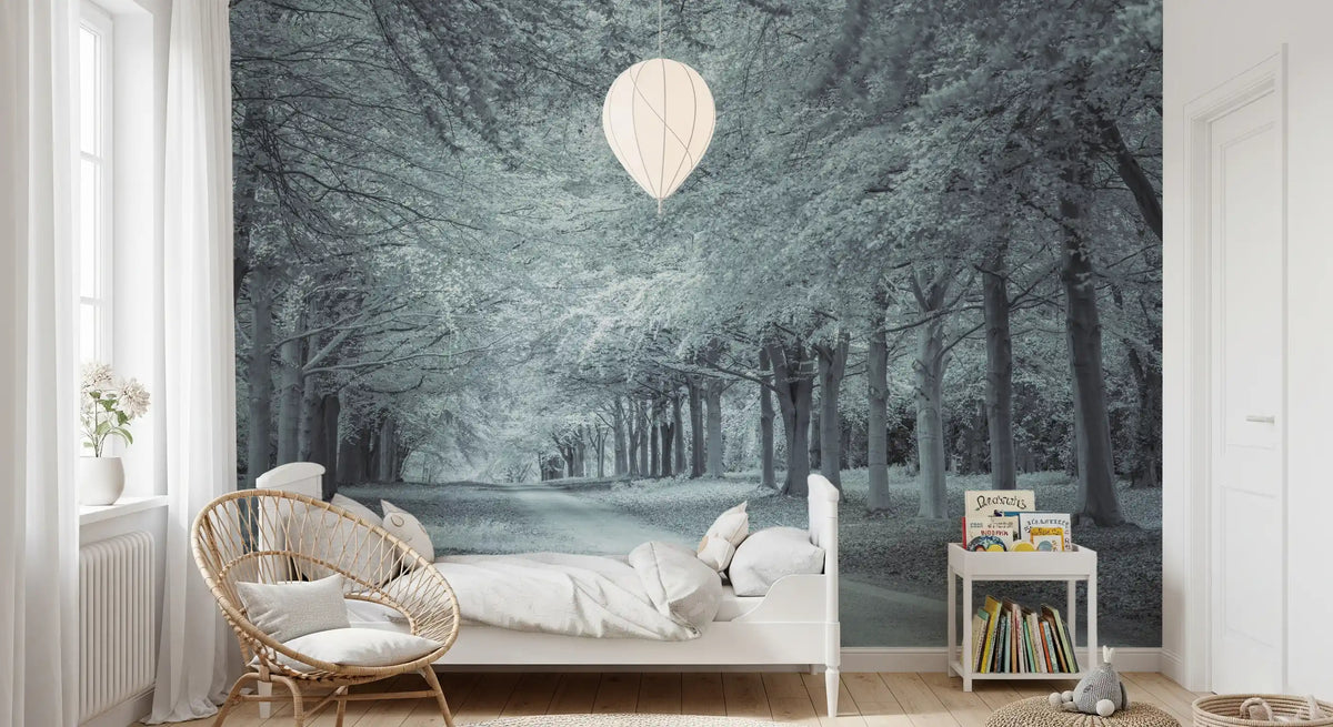 Serene wandmuurschildering van een pad onder een bosluifel