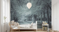 Serene wandmuurschildering van een pad onder een bosluifel