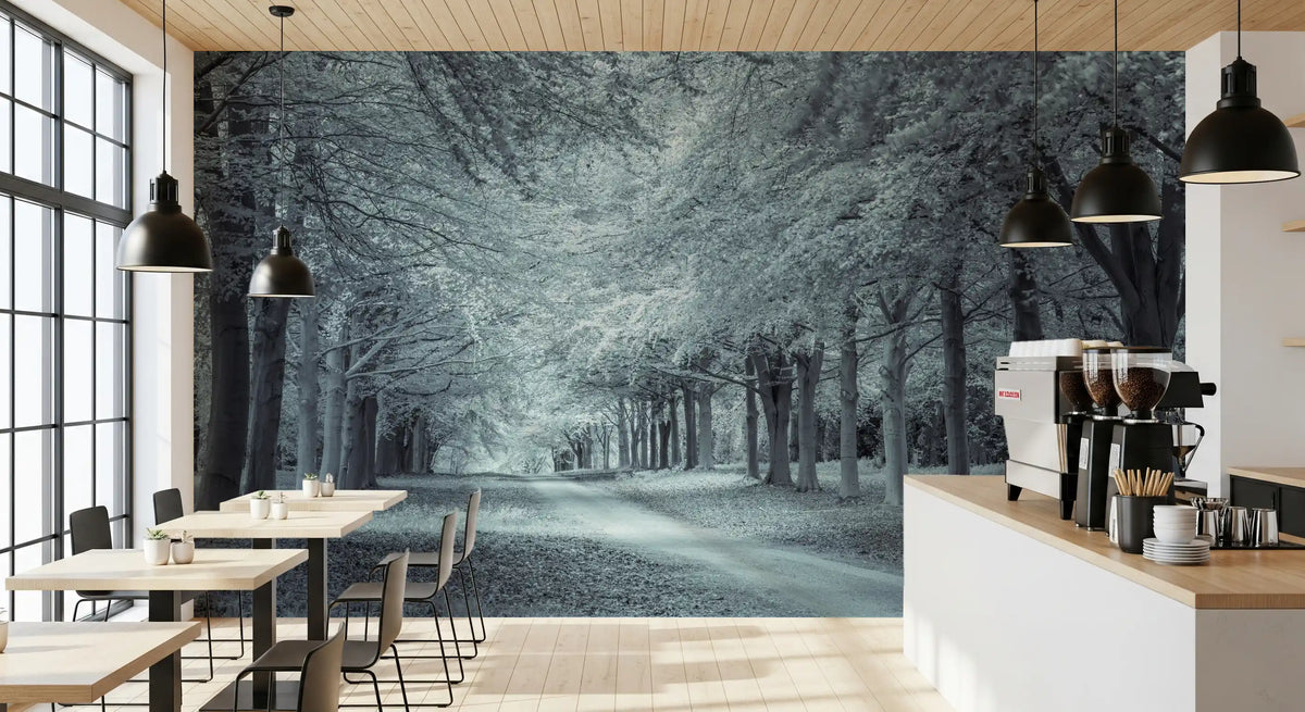 Serene wandmuurschildering van een pad onder een bosluifel