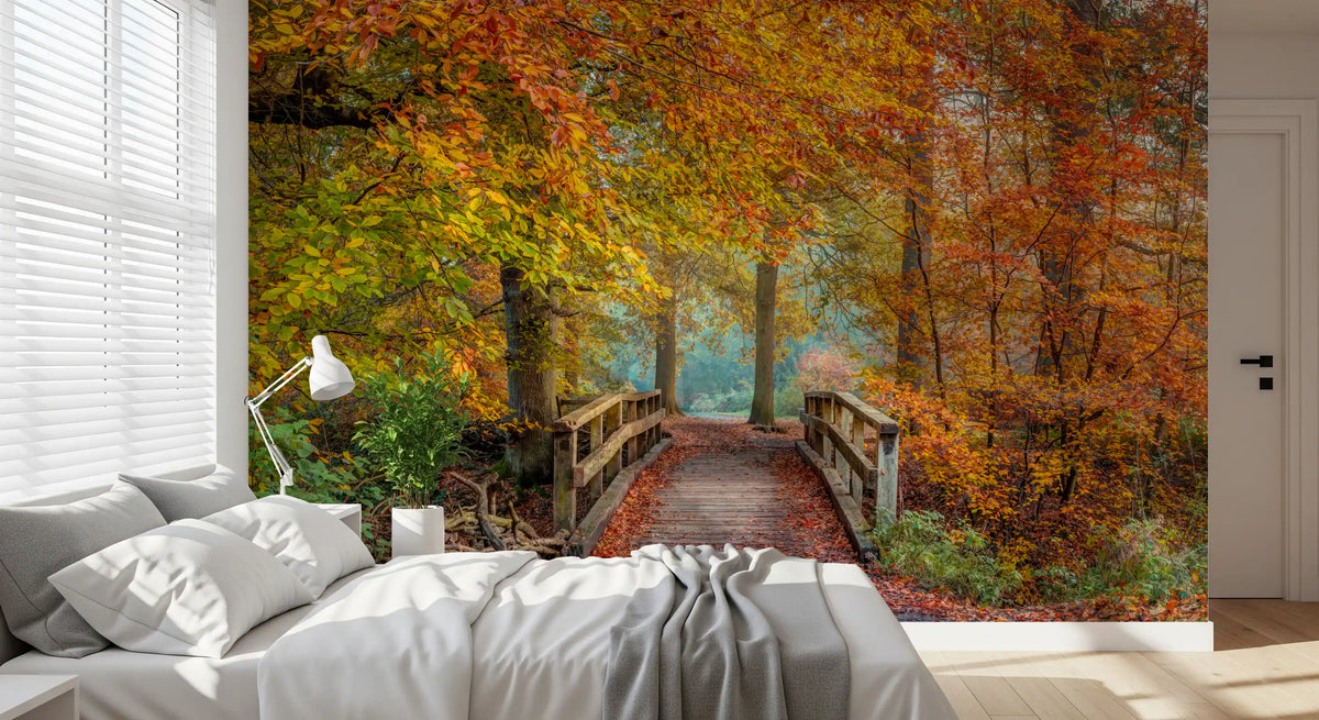 Mural panoramique mural « Passerelle sur un pont dans une forêt brumeuse »