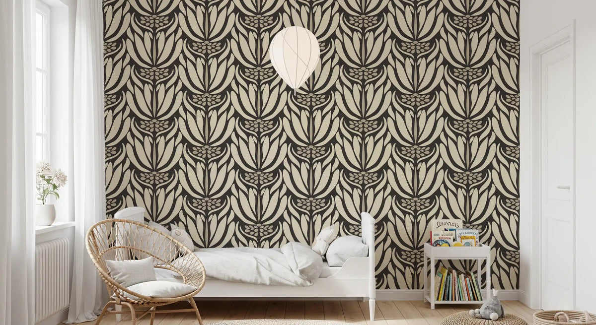 Tapete mit botanischer Symmetrie in Creme und Anthrazit⁠