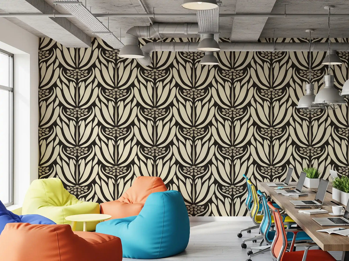 Tapete mit botanischer Symmetrie in Creme und Anthrazit⁠