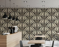 Tapete mit botanischer Symmetrie in Creme und Anthrazit⁠