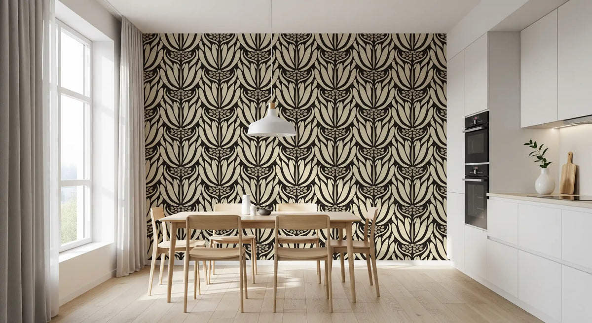 Tapete mit botanischer Symmetrie in Creme und Anthrazit⁠