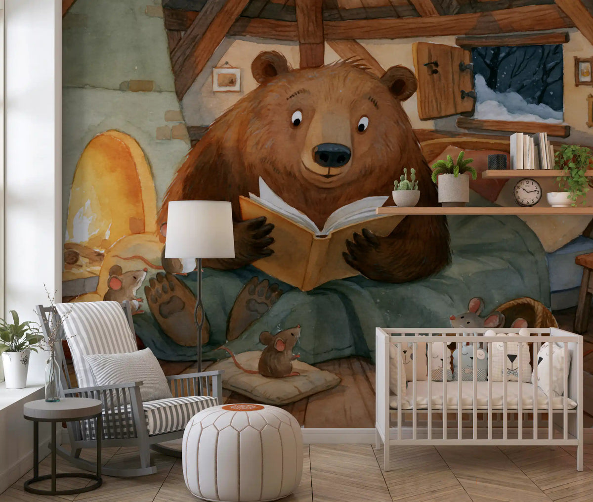 Panoramique mural scène hivernale dans une cabane avec un ours, des souris et une histoire au coin du feu en forêt