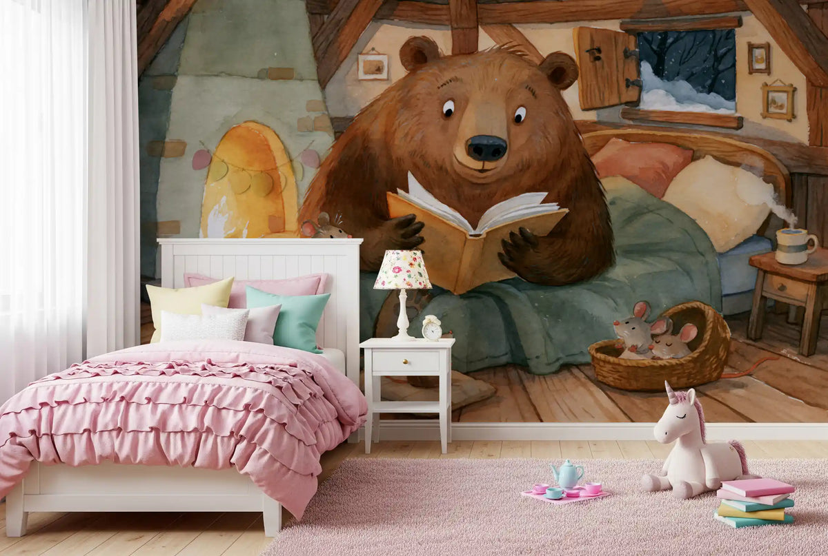Panoramique mural scène hivernale dans une cabane avec un ours, des souris et une histoire au coin du feu en forêt