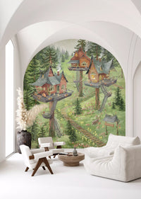 Verspieltes Wandbild mit einer Baumhaussiedlung im Wald