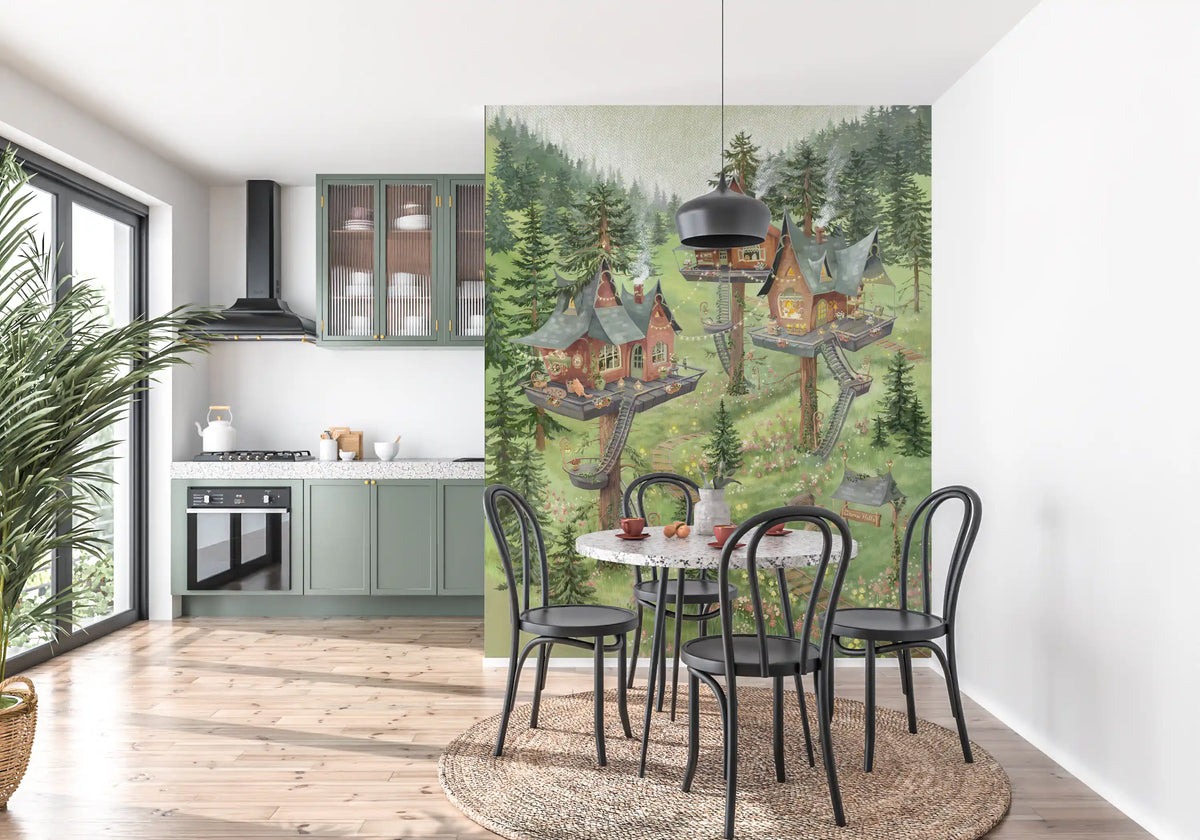 Verspieltes Wandbild mit einer Baumhaussiedlung im Wald