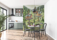 Verspieltes Wandbild mit einer Baumhaussiedlung im Wald