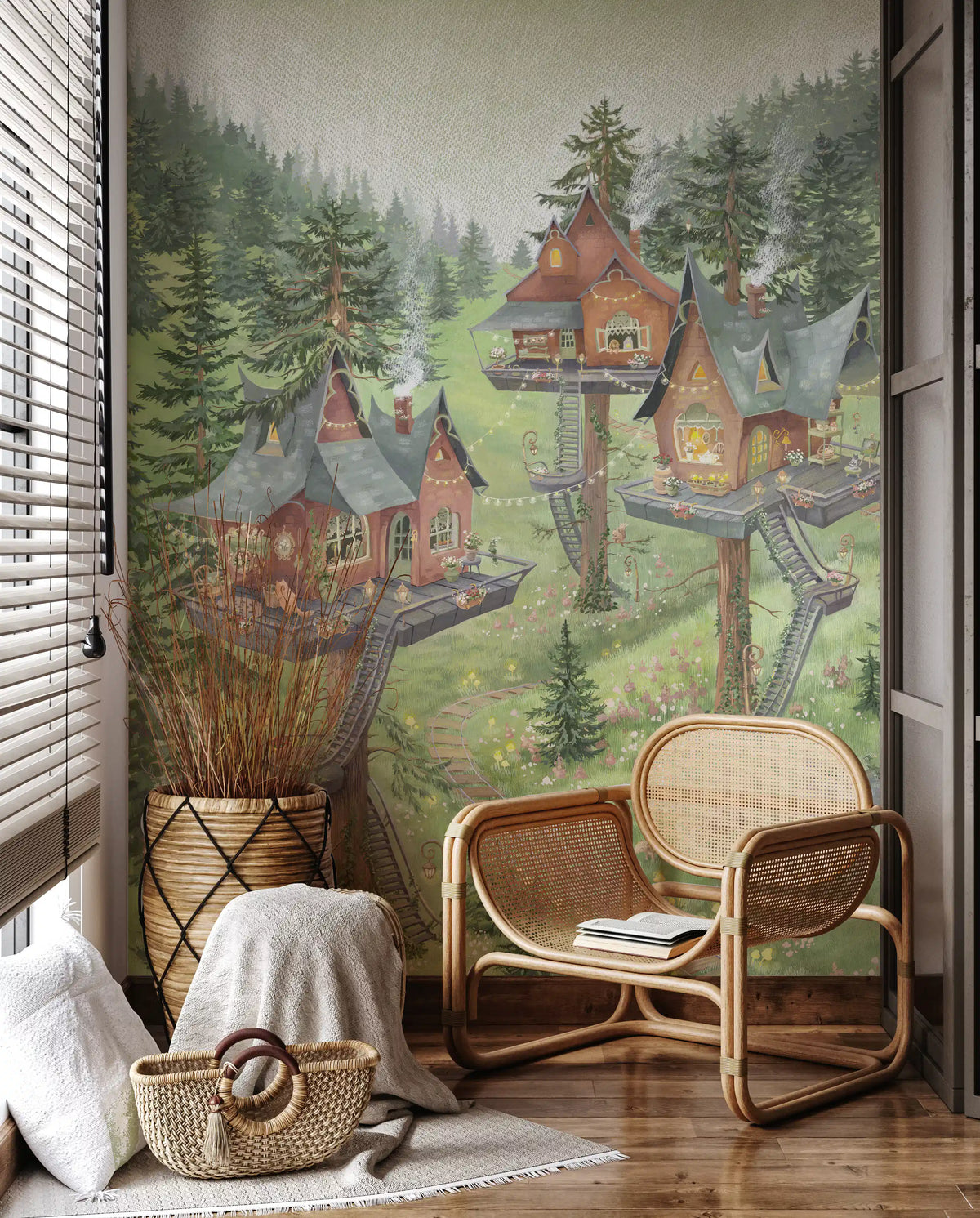 Verspieltes Wandbild mit einer Baumhaussiedlung im Wald
