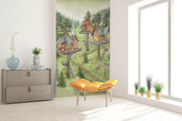 Verspieltes Wandbild mit einer Baumhaussiedlung im Wald
