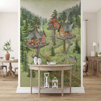 Verspieltes Wandbild mit einer Baumhaussiedlung im Wald