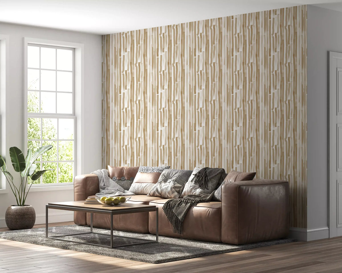 Minimalistisk tapet med myke beige vertikale penselstrøk