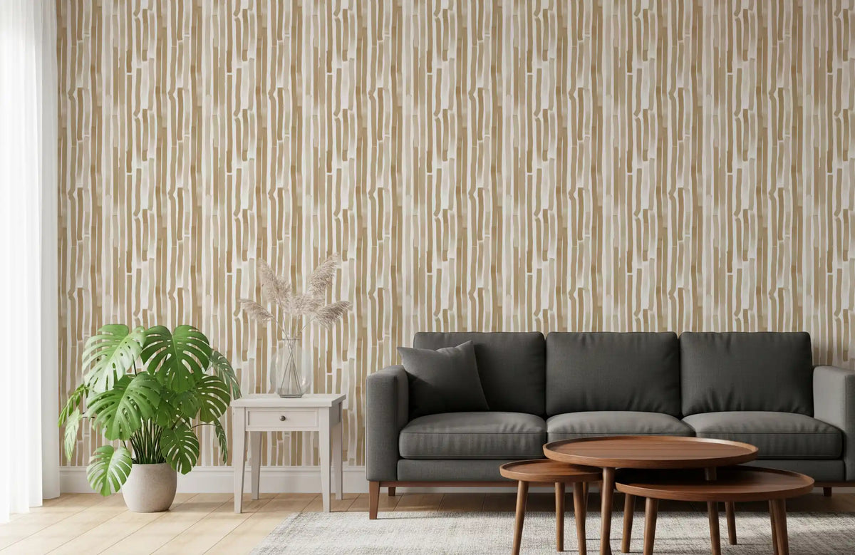 Minimalistisk tapet med myke beige vertikale penselstrøk