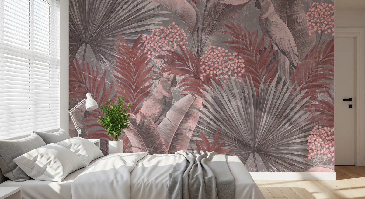Wandbild mit Kakadu in gedecktem Rosa und tropischem Blattwerk