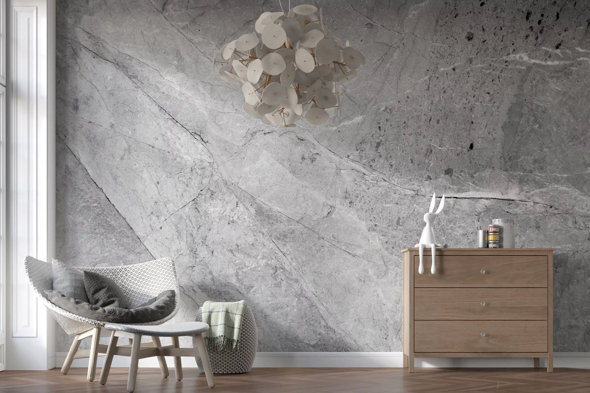 Minimalistisk väggmålning med en platta i kallgrå marmor