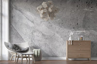 Minimalistisk väggmålning med en platta i kallgrå marmor