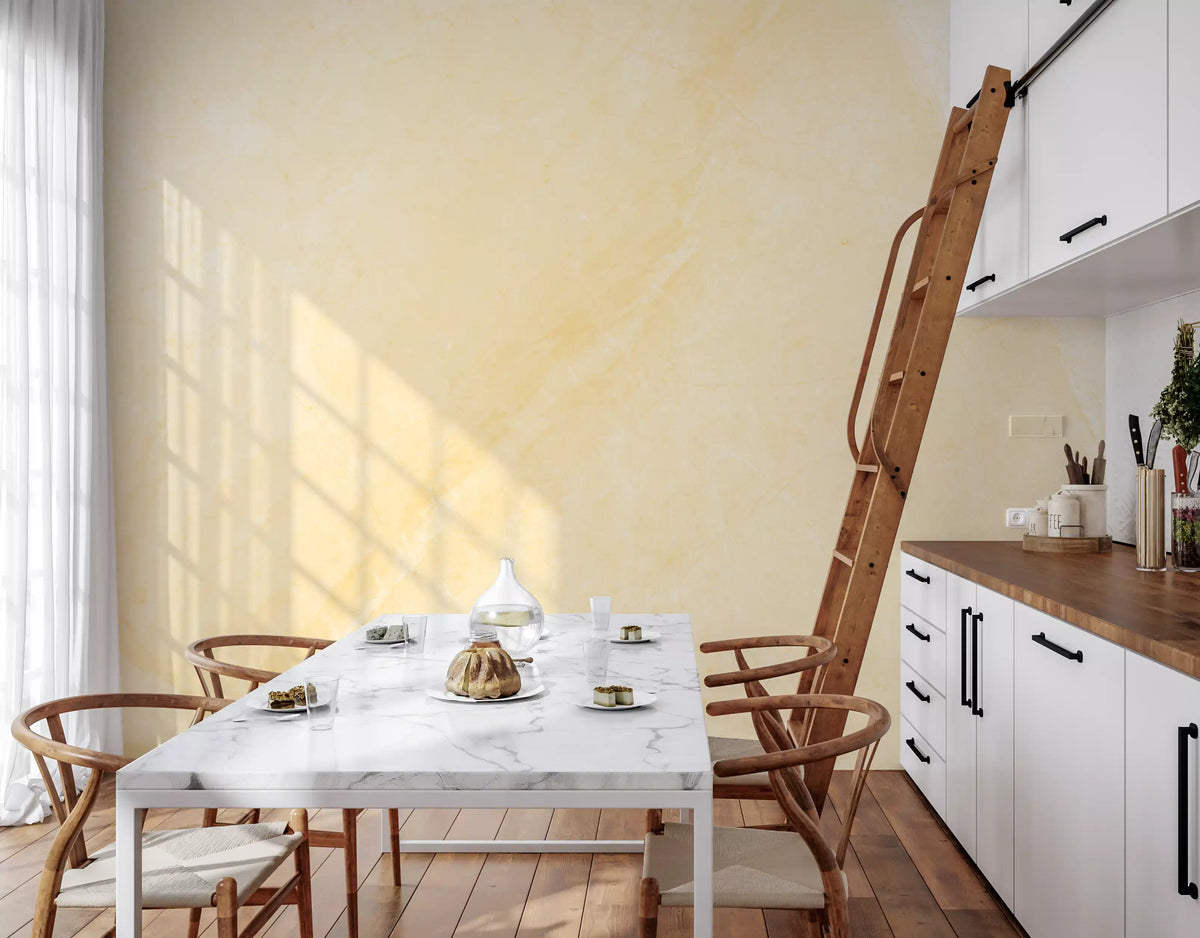 Wandbild mit sonnenbeschienener cremefarbener Marmorstruktur