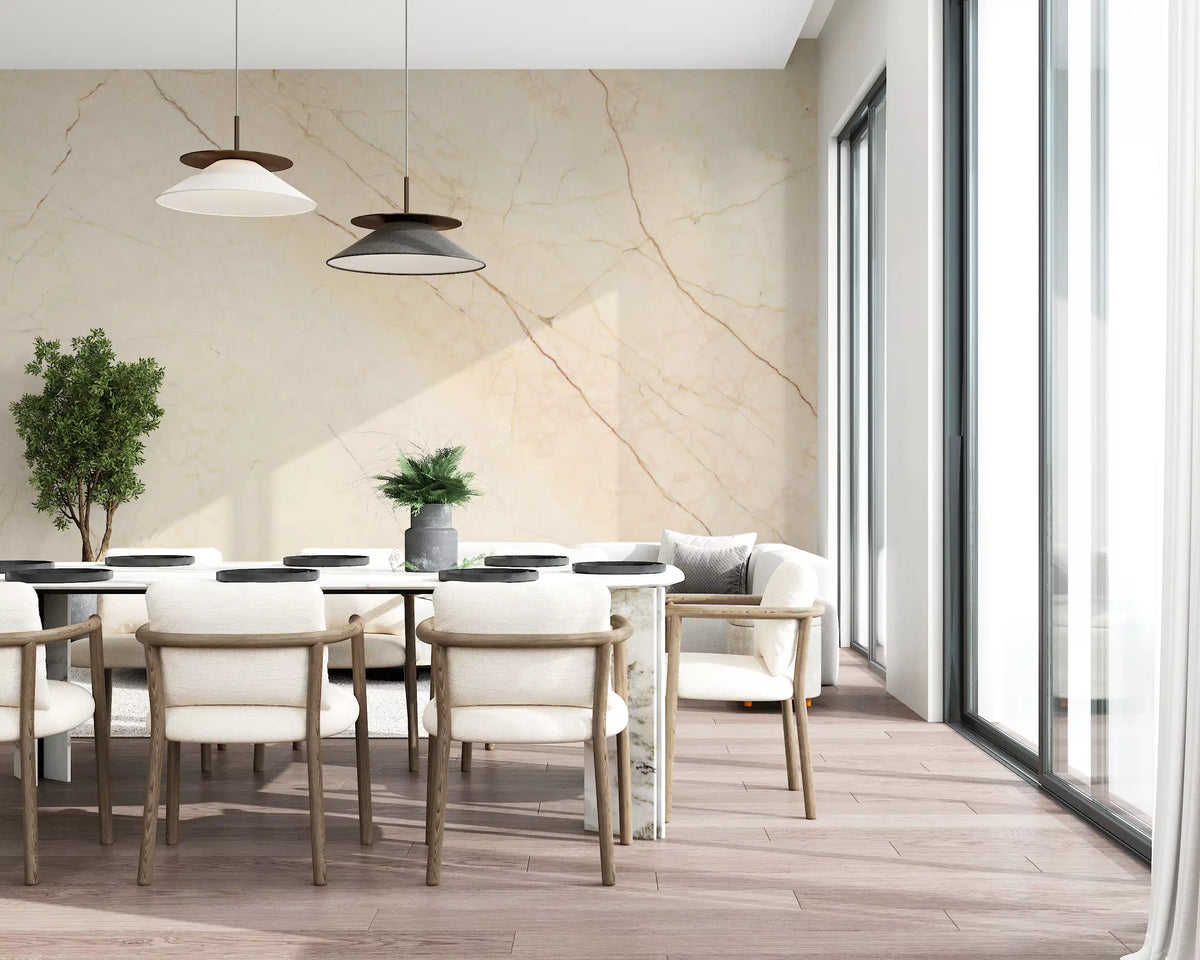 Kermanvärinen marmorijuovien seinämaalaus